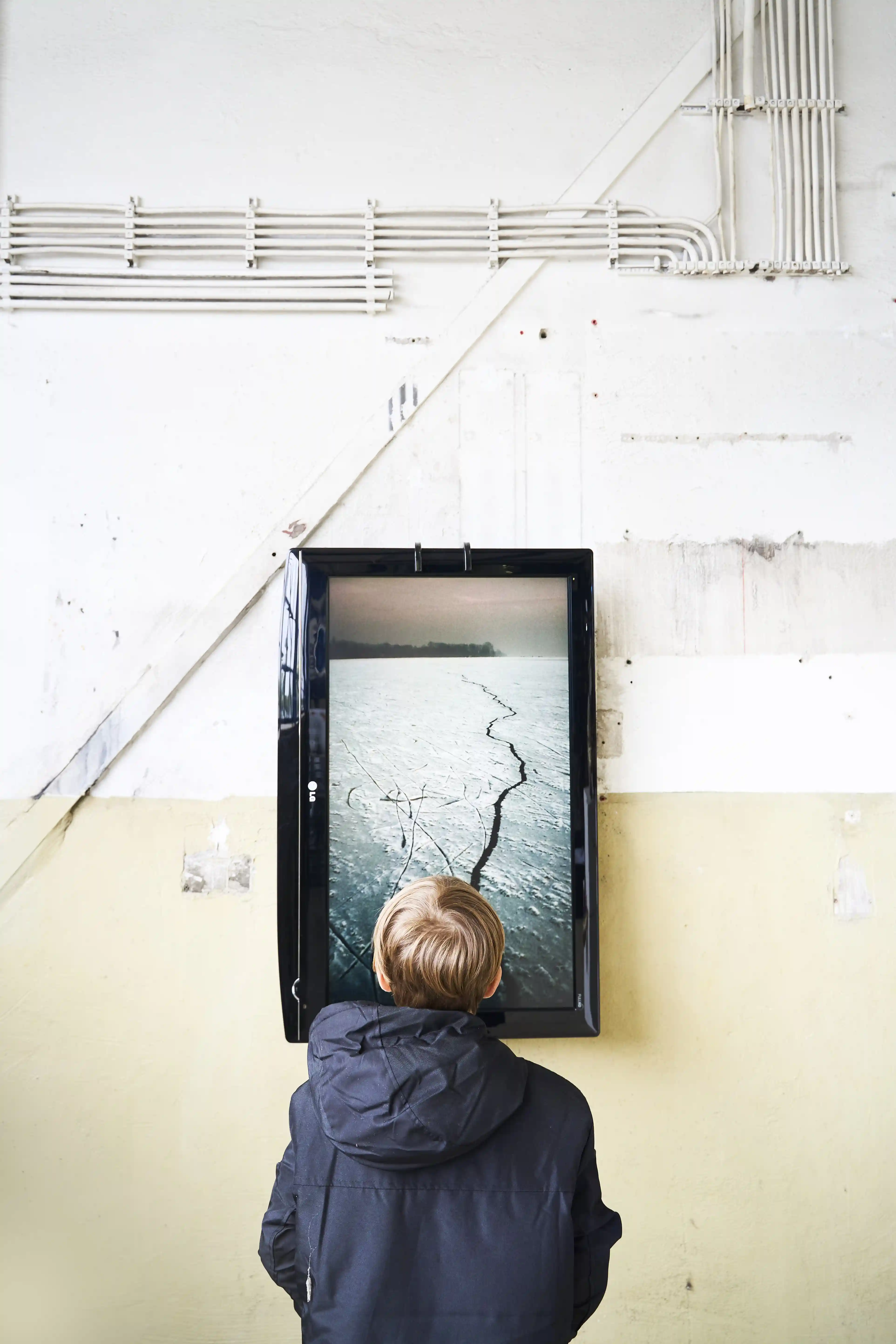 Kind betrachtet Videoarbeit im workshop mit der Kinderwohnung Radolfzell, Sept. 2024